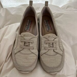 Skechers size 8 light grey slip in.